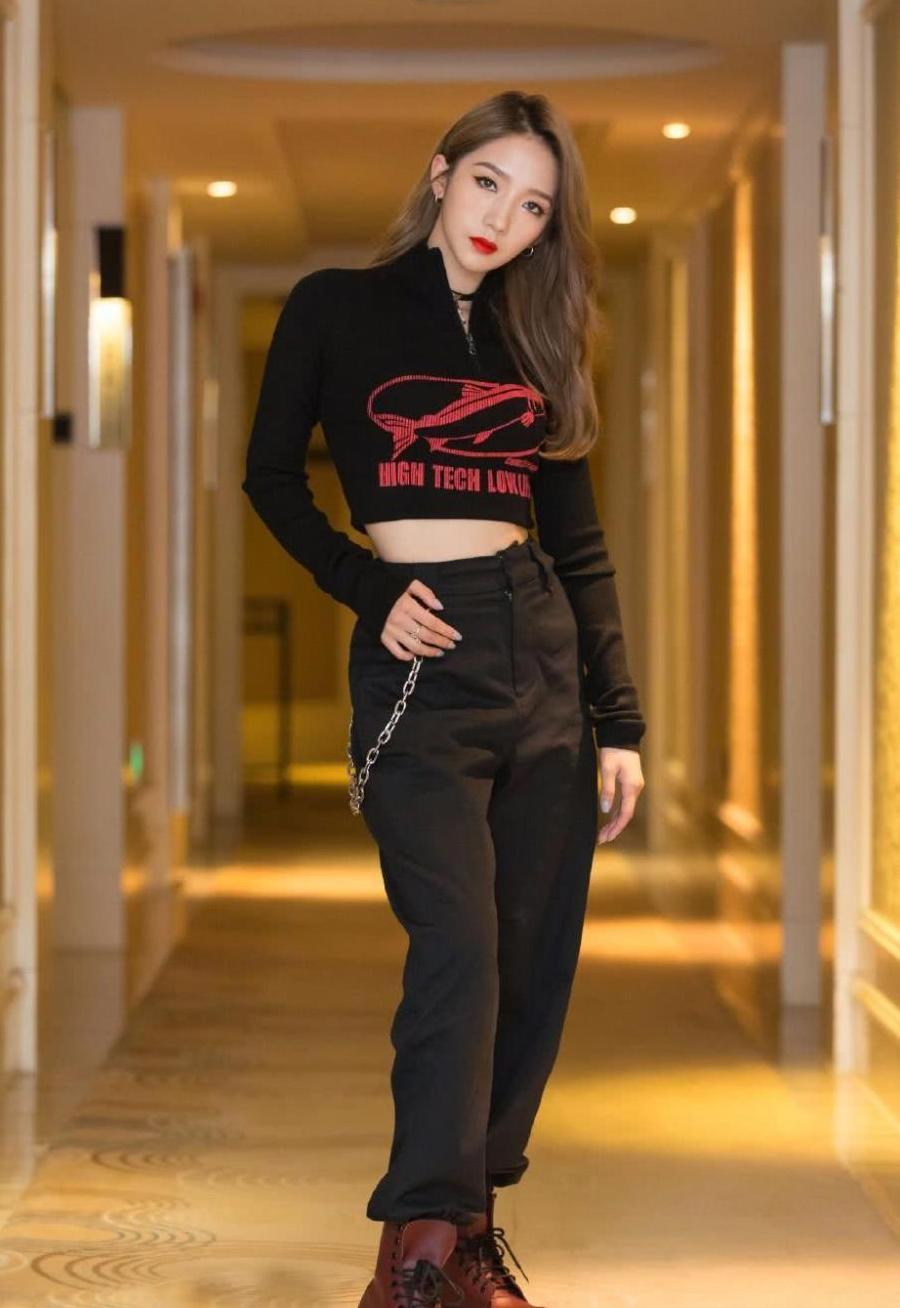 孟美岐戴口罩眼部憔悴, 白色T恤当裙子穿, 网友: 上演下半身诱惑!