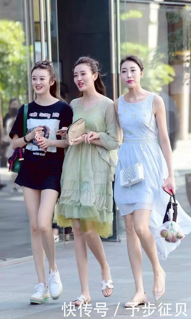  『小姐姐』街拍：小姐姐一袭红裙走到街上，大红色一直都是很神圣的颜色