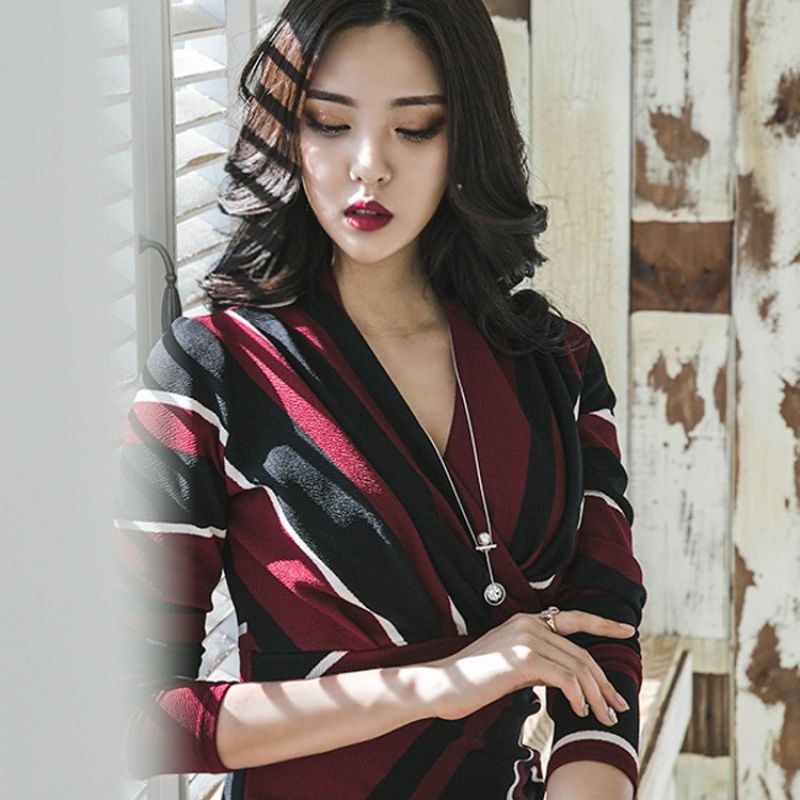 大胸女人会穿才是真美!瞧瞧下面女人，曲线毕露，女人味十足