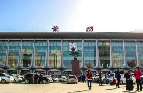  「唯一」中国唯一一个有“错别字”的火车站，都能看出来，为啥