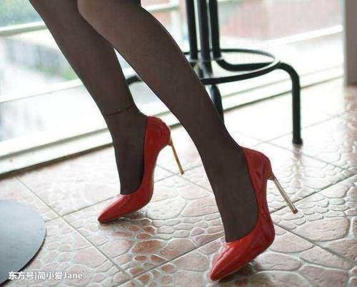 时尚简单的尖头细跟，精致典雅，让你秀出大长腿