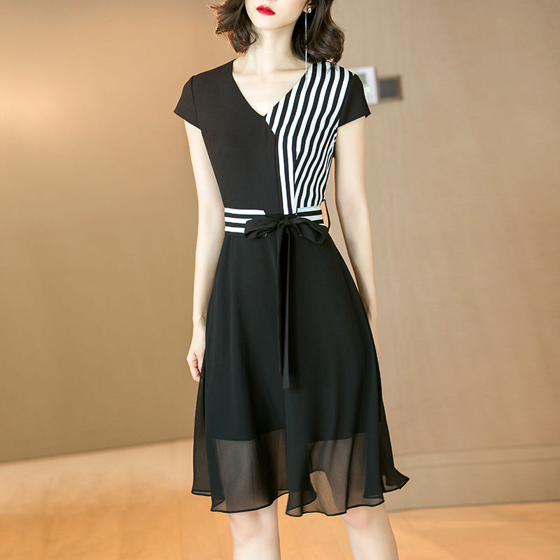 脸红了?女人丰满点就是好看，瞧这女人穿的，不娇不媚，太销魂了