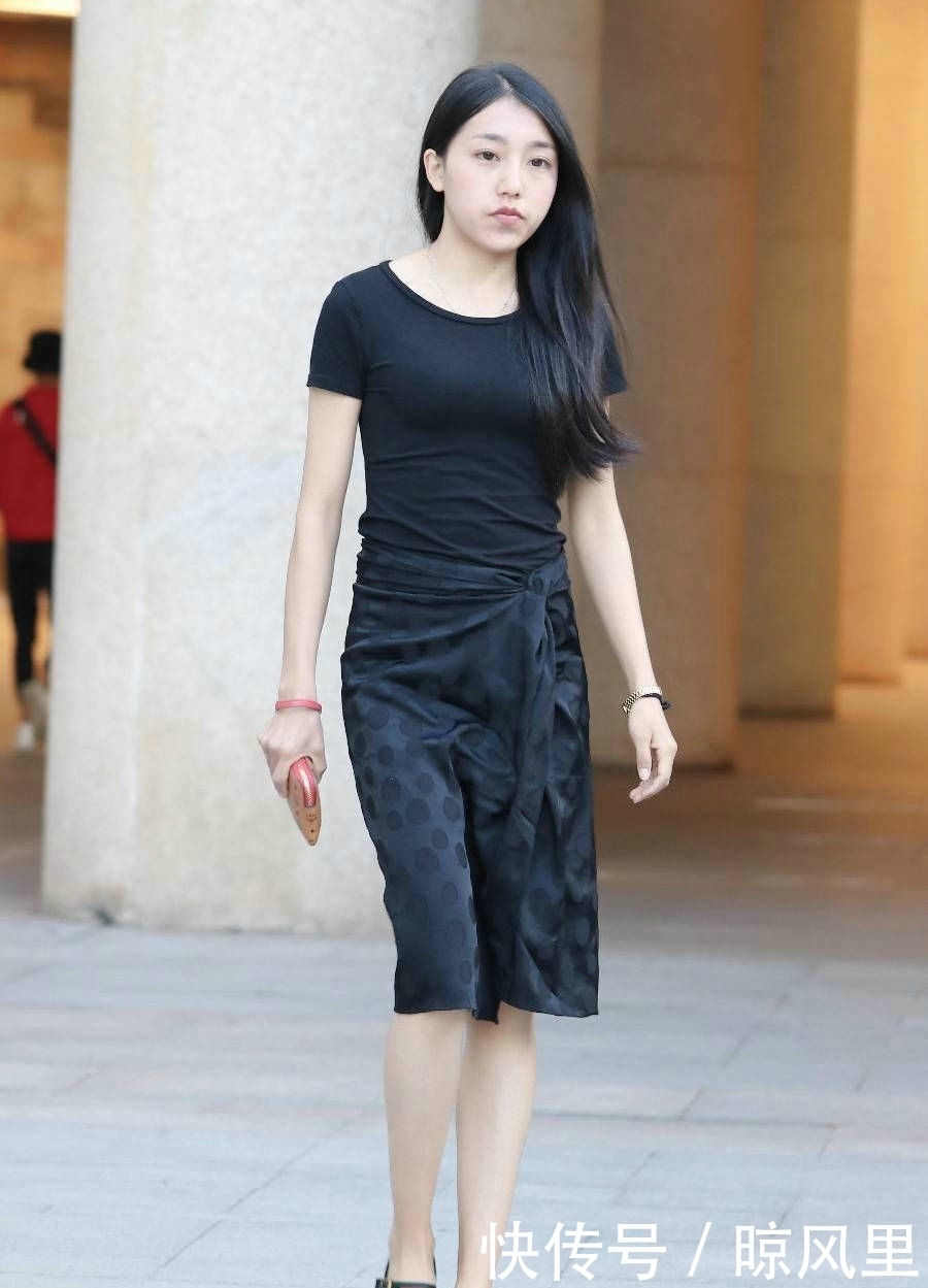 「完美」黑色波点半身裙，完美的展示出了小姐姐高挑的身材