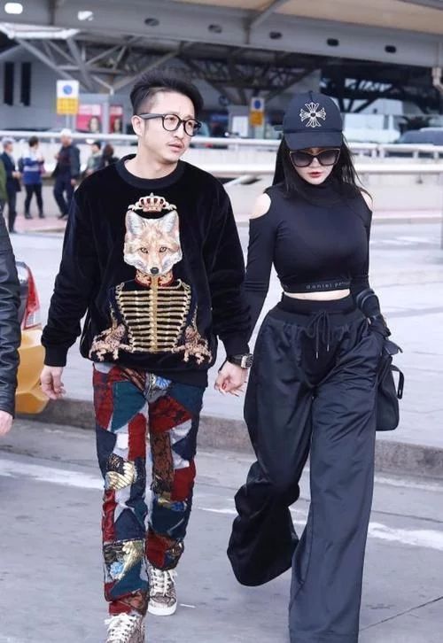 戚薇夫妇太潮了，能跟他们媲美的，估计只有冉莹颖了吧?