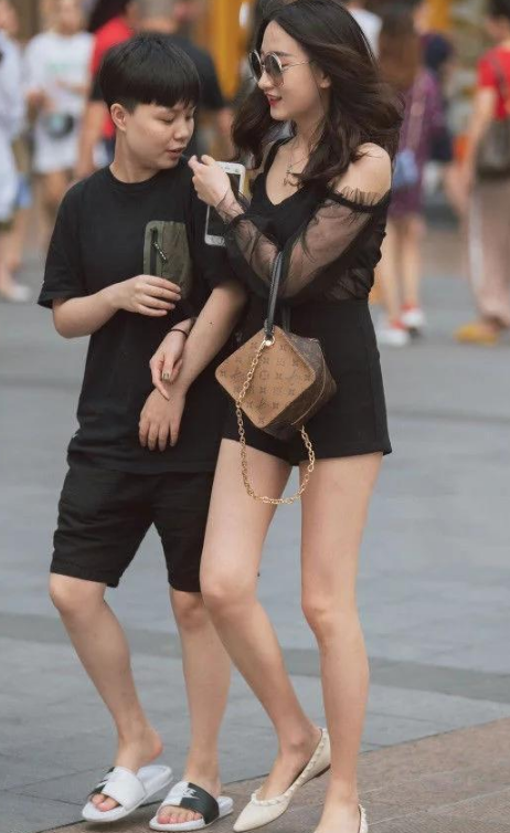 街拍: 各种短裙、短裤、包臀裙, 演绎着你的性感美!