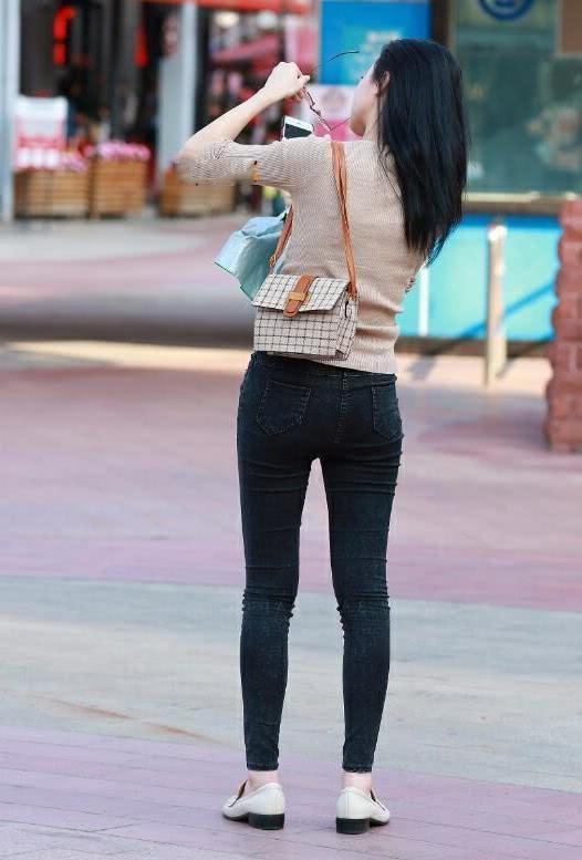 路人街拍，小姐姐下搭黑色弹性牛仔裤，很时尚甜美