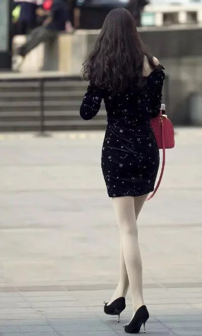 气质小姐姐穿白色丝袜尽显大长腿,第一次见到这么细长的美腿