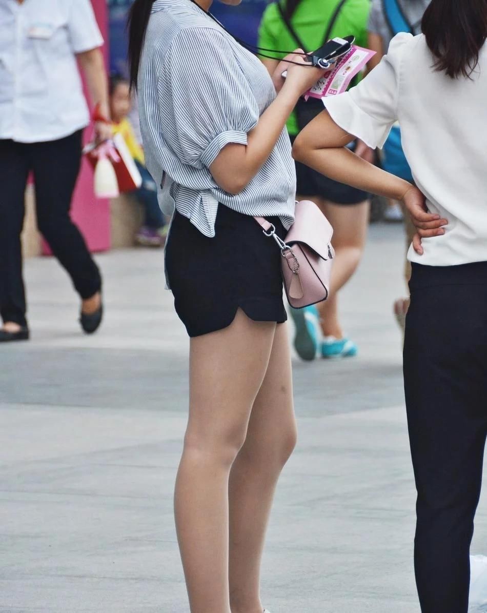 街拍肉丝美腿热裤条纹衫美女