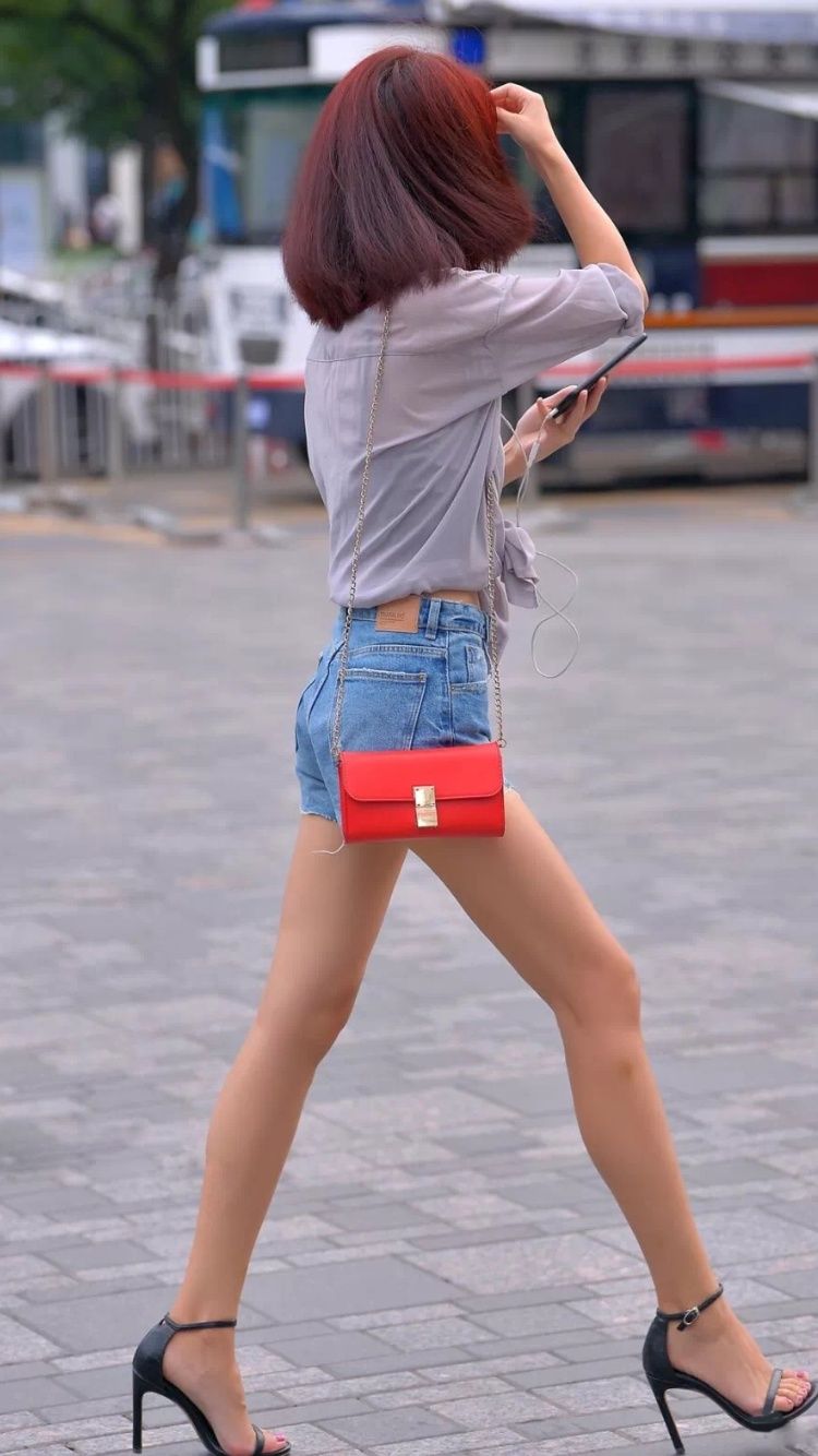 性感街拍丨穿热裤的高挑美女，大长腿真的好撩人!