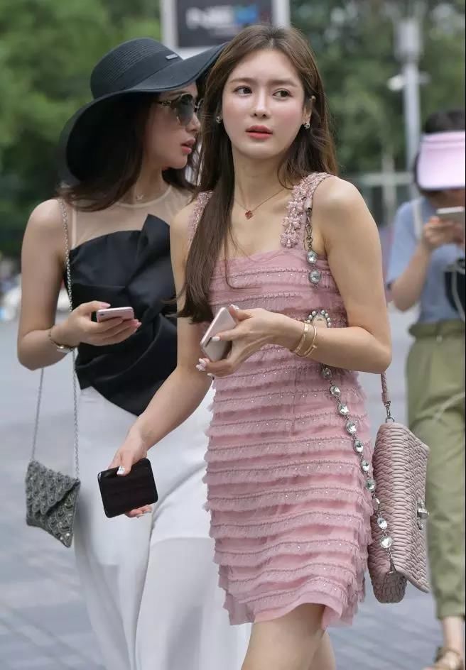 街拍：长得漂亮穿吊带粉群长腿苗条性感俏丽的女神
