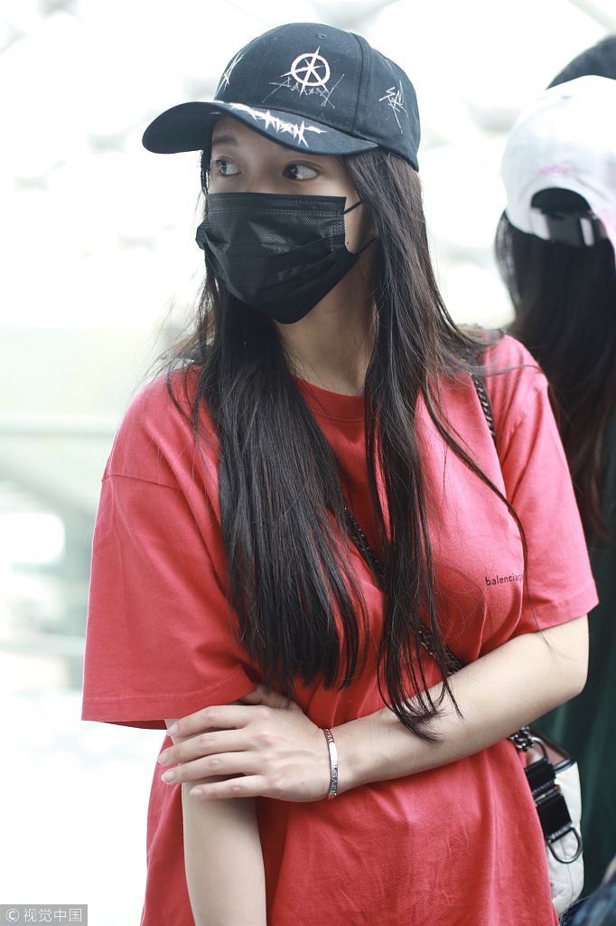 今日份美少女！程潇玩下装消失秀白皙美腿 踩镶钻超厚增高鞋不嫌