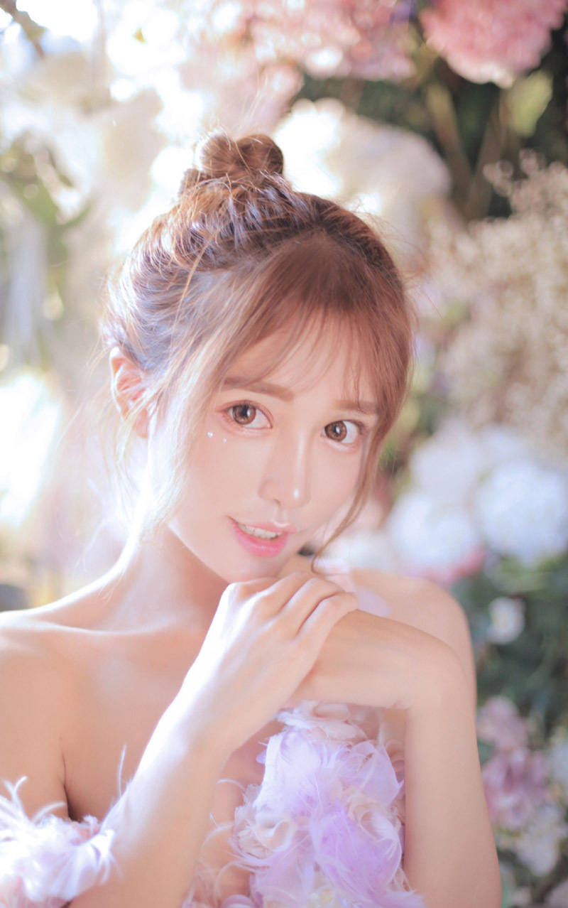 丸子头女孩性感抹胸裙写真