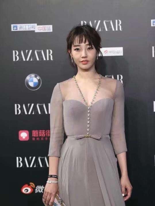 33岁的白百何一袭长裙现身，人越来越瘦，气质却越来越好！