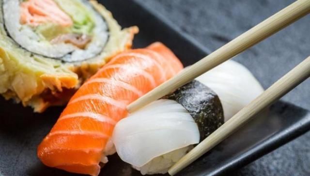  #中华美食#老外用筷子夹不起来的4种美食，中国网友：第四种我们也有点难