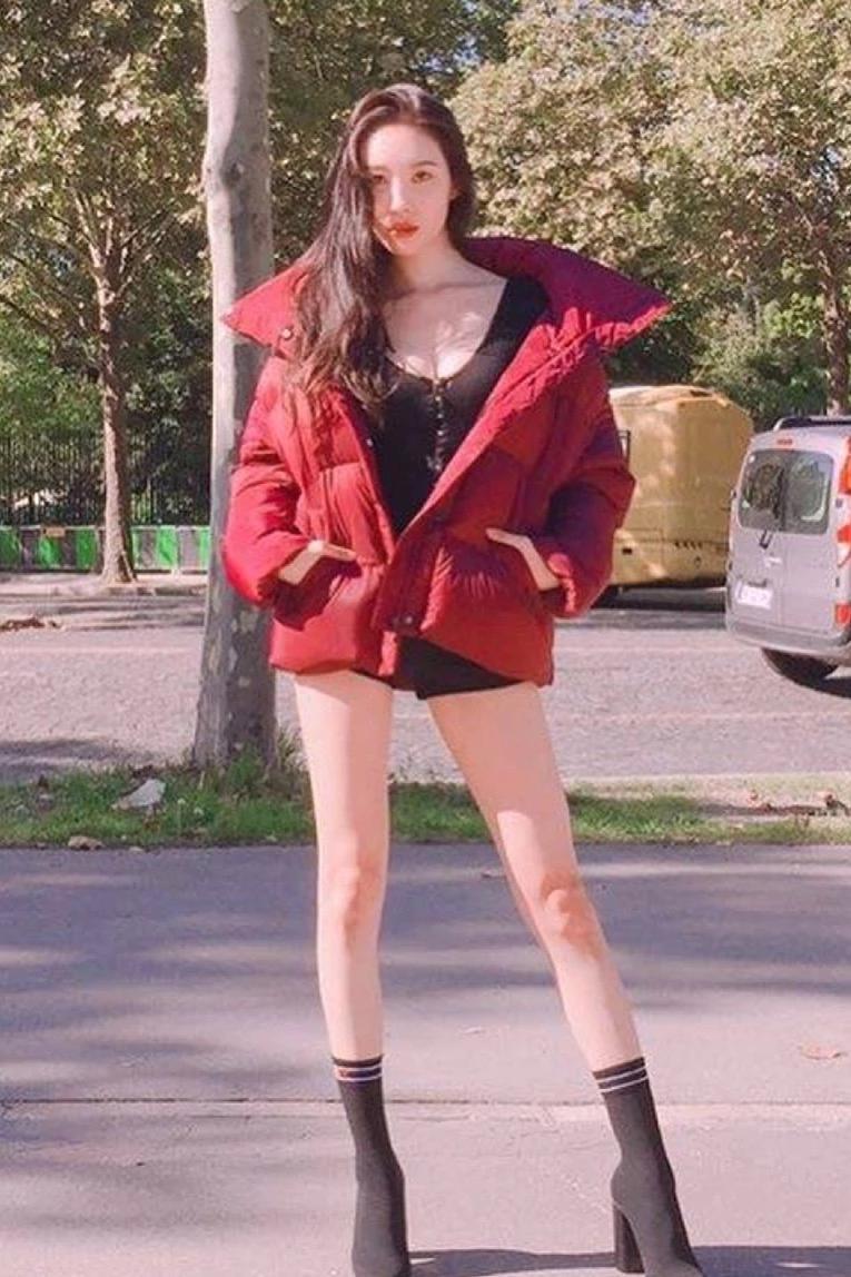 听说过内衣外穿，头回见泳衣外穿的！韩国第一腿精宣美又赶时髦了