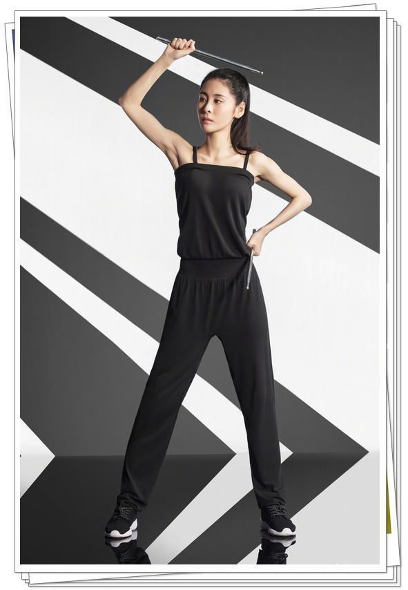 张碧晨真疯狂！“裤头”剪了直接系腰上，网友：越奇葩越时尚？