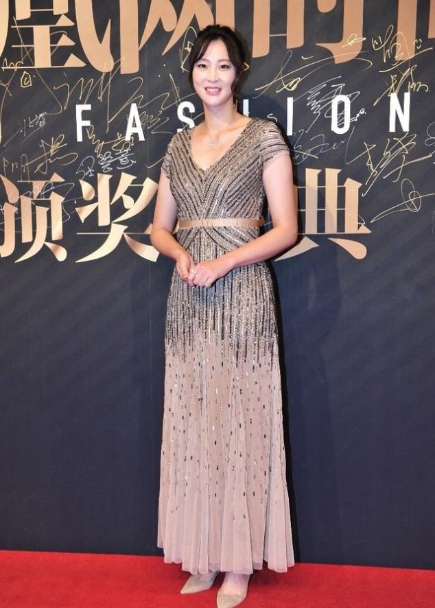  『针织衫』她是“排球女神”惠若琪，穿针织衫配蓝色裤子，29岁知性温柔