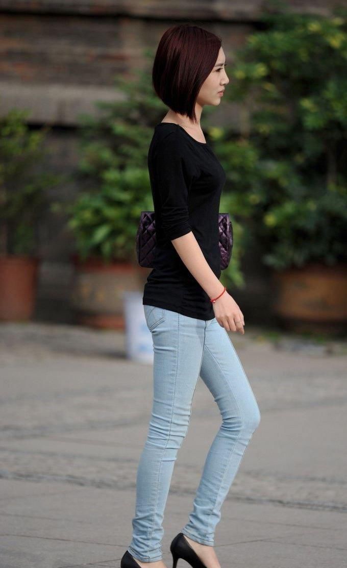 广场街拍:牛仔裤高挑身材美女,走路都带风