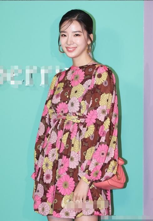 裴珠泫厉害了！竟把“大妈裙”都能穿得如此有范，颜高真是不一样