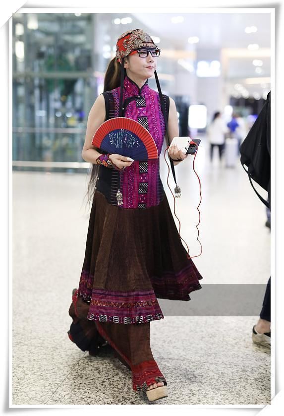 金星和杨丽萍都是现代舞蹈家，可同现机场，气质差距竟如此尴尬？