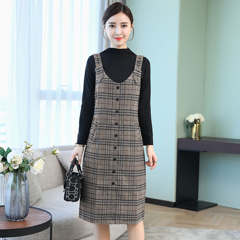 天呐，60后小姨真敢穿!“酒红”妈妈装+裸鞋，洋气减龄二十岁