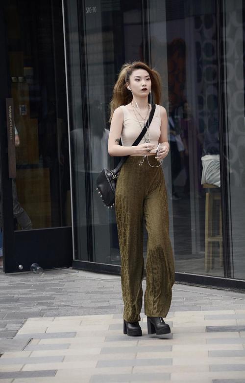 北京街拍:女孩这样穿衣搭配个性又很酷