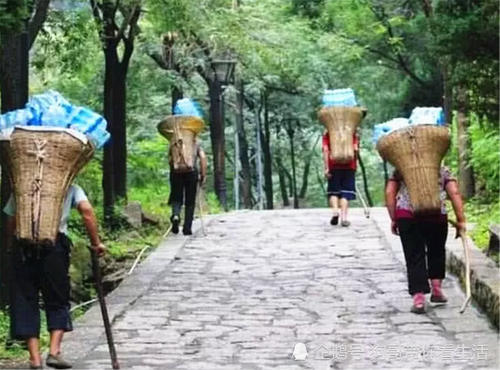 这个景区矿泉水一瓶十一元，游客却抢着买！知道真相沉默了