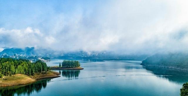 中国地理位置最特殊的城市，位于崇山峻岭之中，号称“中国之心”