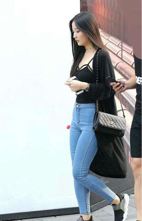 紧身的牛仔裤，不管对什么腿型的女孩子们都很友好！