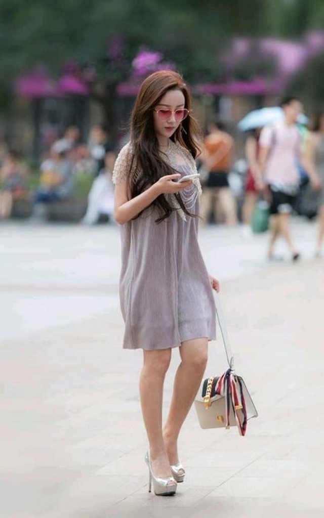  「针织」路人街拍，美女内搭一件墨绿色的针织背心，显得娇小又可爱