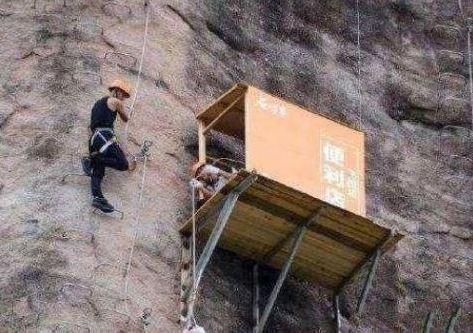 男子悬崖峭壁上开小卖部收入颇丰