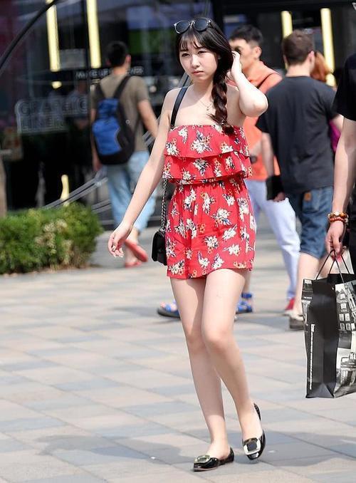 街拍：穿着紧身简约出门的小姐姐，优雅迷人凸显干练气质！