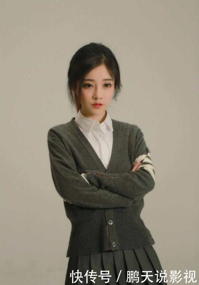 冯提莫的迷人身材照，图二清纯动人，图六美的让我挪不开眼