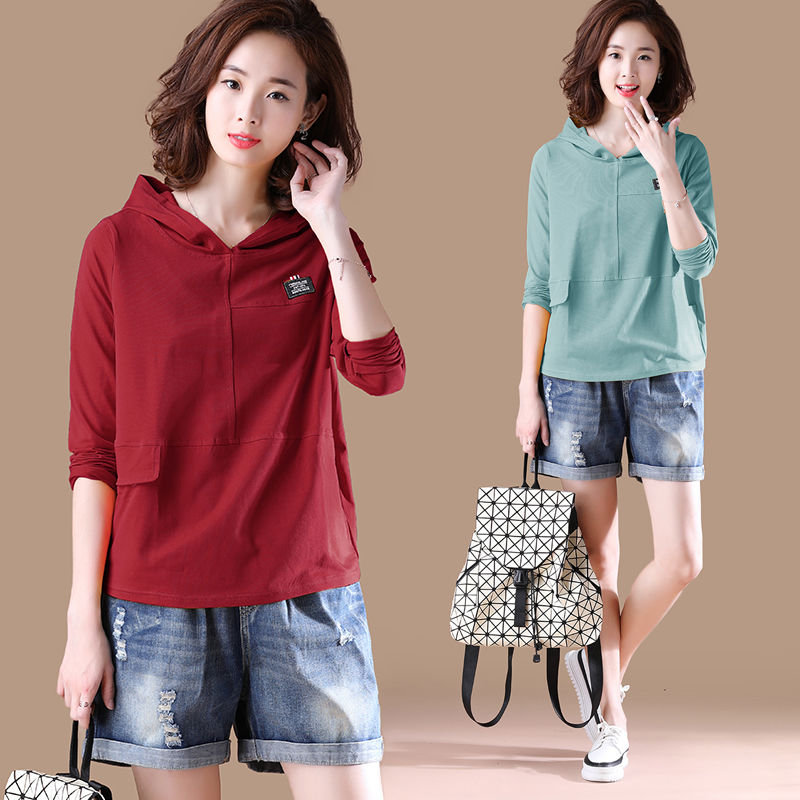 刚入秋，别着急买皮衣，70后女人都在穿这“卫衣”，穿出清新感