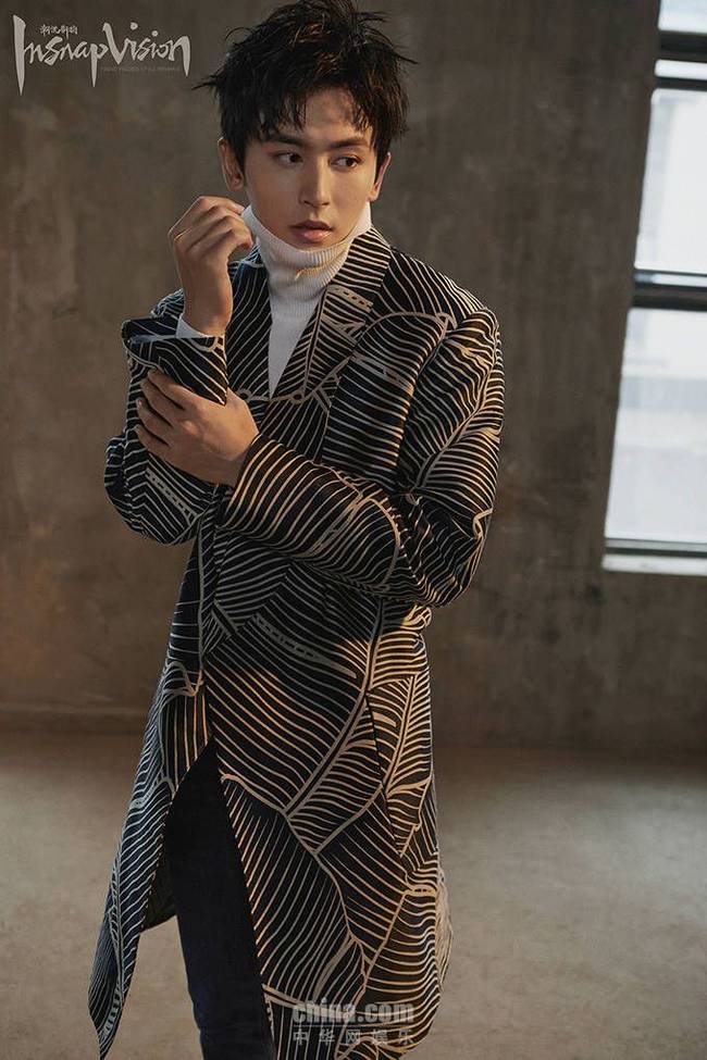 张哲瀚曝写真 冷峻帅气时尚感max