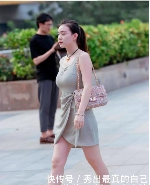  【裙子】街拍小姐姐肤白貌美，穿这样的裙子很迷人