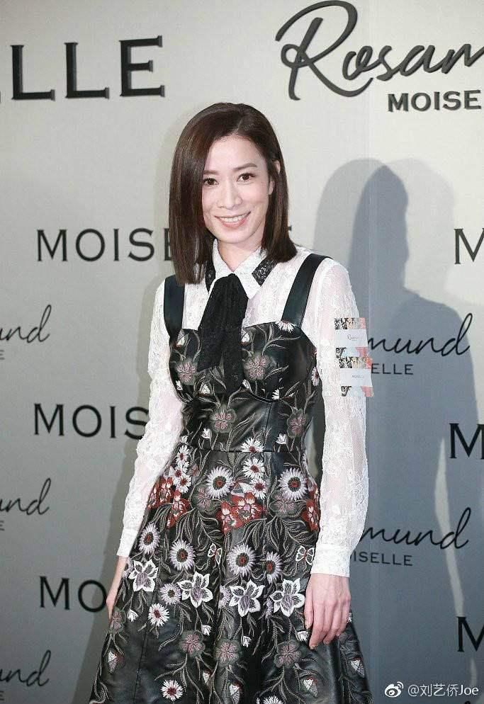 许久不见的关之琳亮相，昔日女神55岁穿短裙装嫩，气质不输佘诗曼