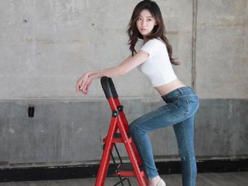 精致甜美的紧身牛仔裤打扮，小姐姐穿出时尚女神范儿！