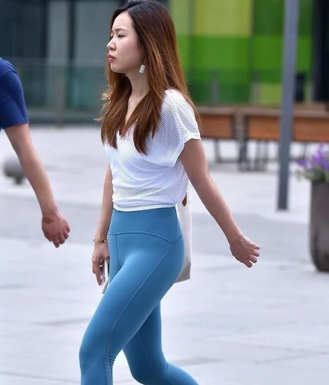 美女一旦穿上了打底裤之后，整个人都变得不一样了，更迷人了！