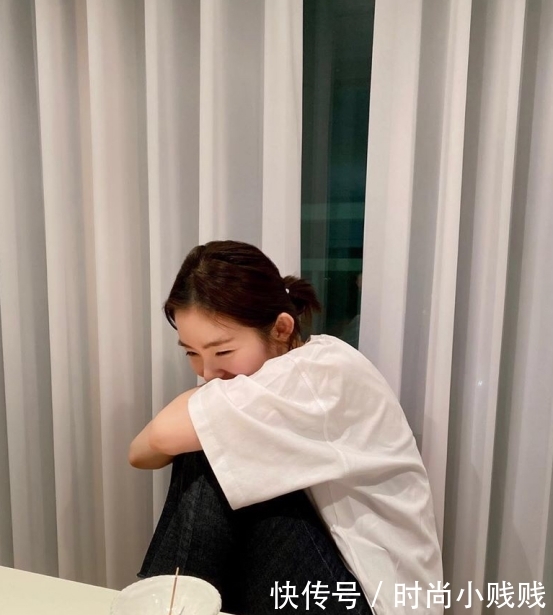  『裴珠泫的穿搭』还有什么比裴珠泫的白色T恤更日常？搭配黑色裤子，休闲又时髦