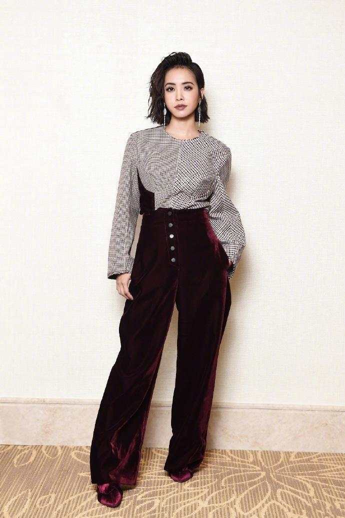 蔡依林这下尴尬了, 穿半身裙秀美腿, 网友: 腿都P成柱子了