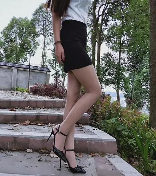 尖头细高跟鞋，修饰女性优美造型
