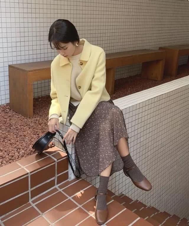  「色马丁靴」裙子＋平底鞋，谁穿谁洋气！