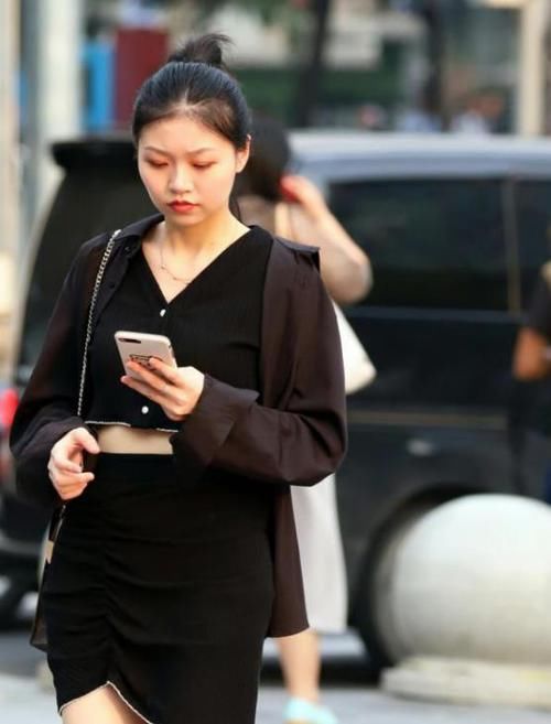  【蓝色】街拍：雪肤花貌的美女，一件蓝色的连衣裙，时尚优雅气质女人味