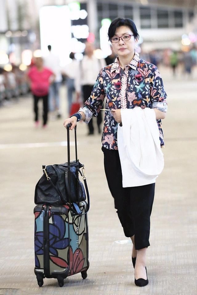 周涛素颜比董卿好看，可穿衣就比不过了，她打扮的像个老太太!