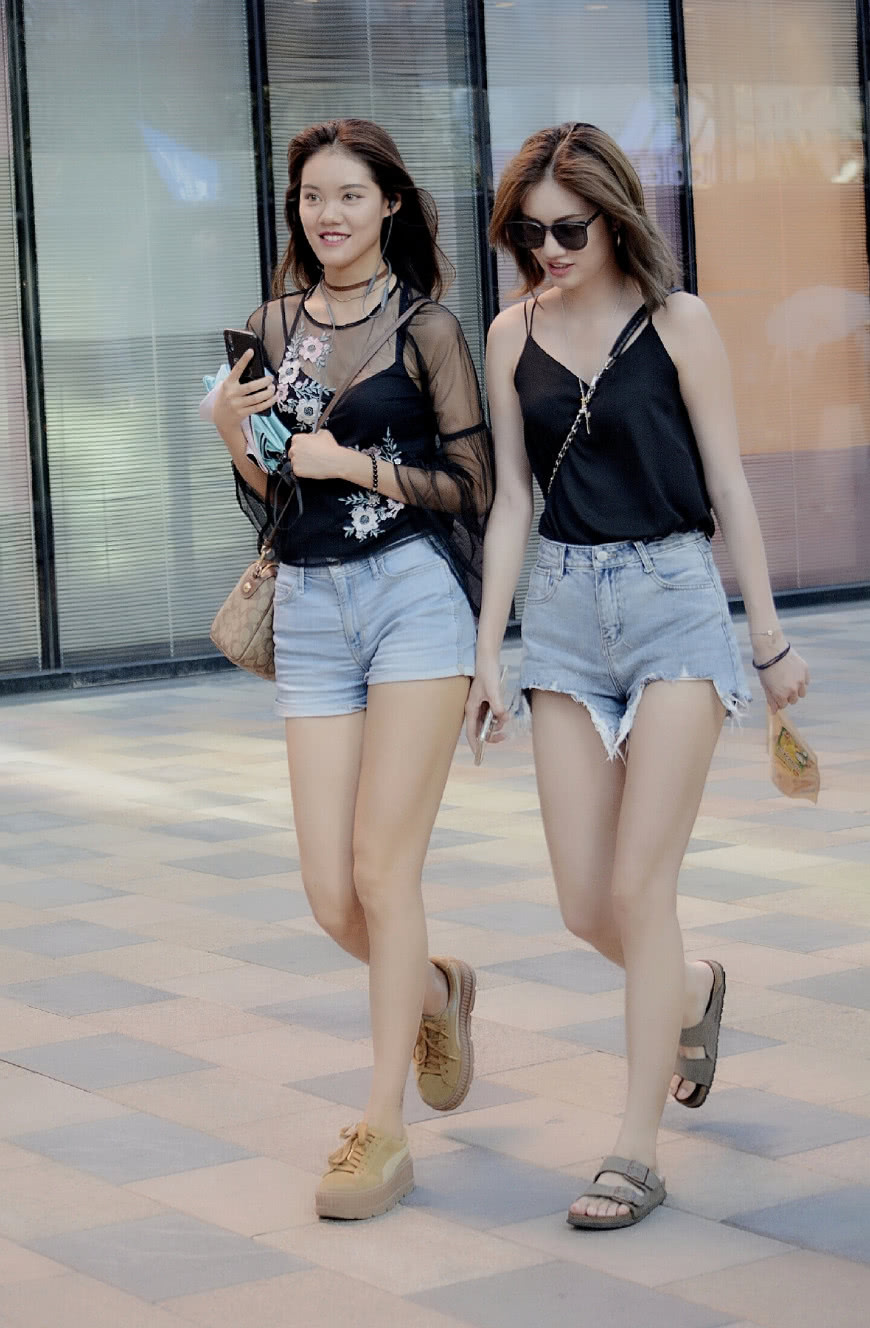 北京街拍：好闺蜜逛街购物这样穿衣搭配凉爽舒适又吸睛