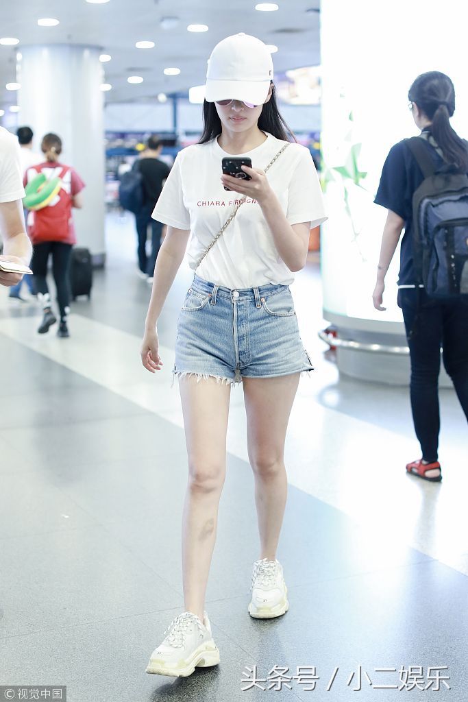 颖儿白T短裤秀美腿清爽亮相 少女气息十足丝毫不像孩子妈