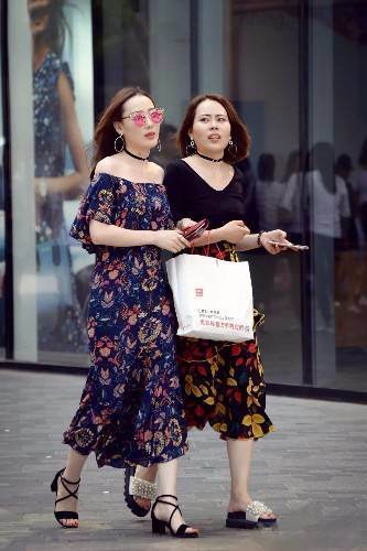 街拍,都市女郎穿露脐装配短裤清凉又性感,身材完美果然任性啊