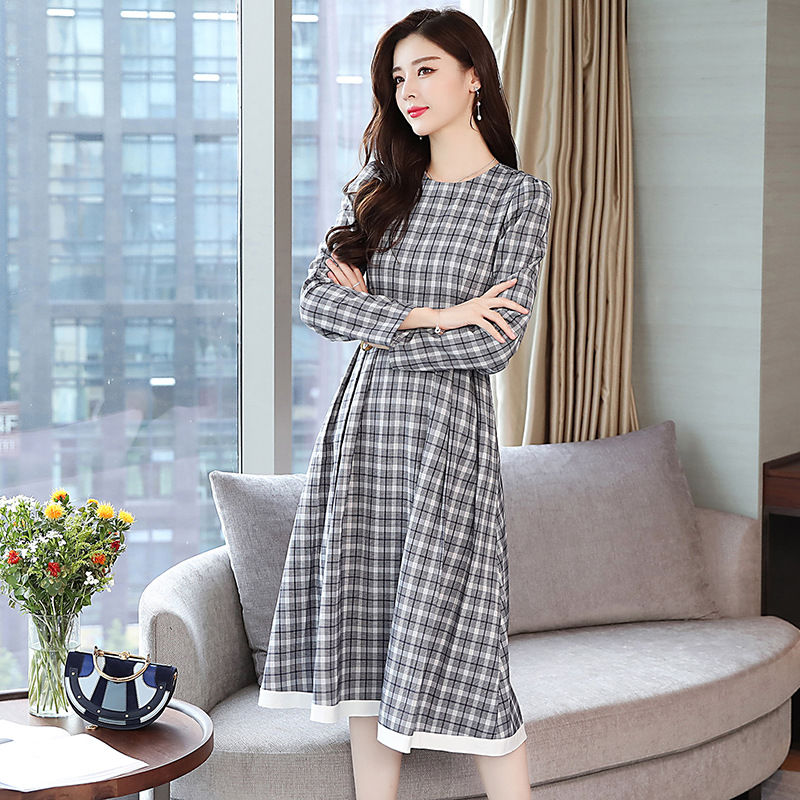 40多岁的女人丢掉妈妈装!现在流行这几款秋裙，美的一愣一愣的