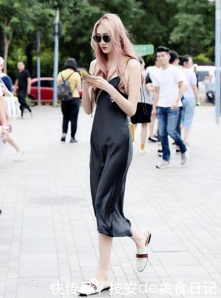 「美女」街拍美女:修身曼妙的紧身吊带裙,让小姐姐看起来时尚又大方!